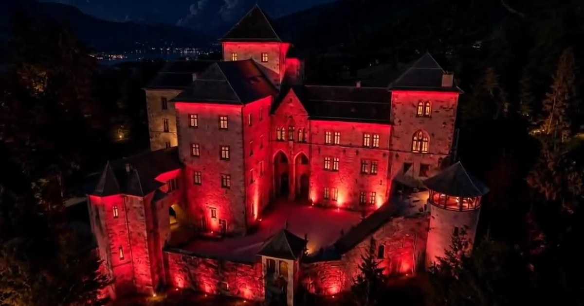 Schloss Fischhorn illuminated in red