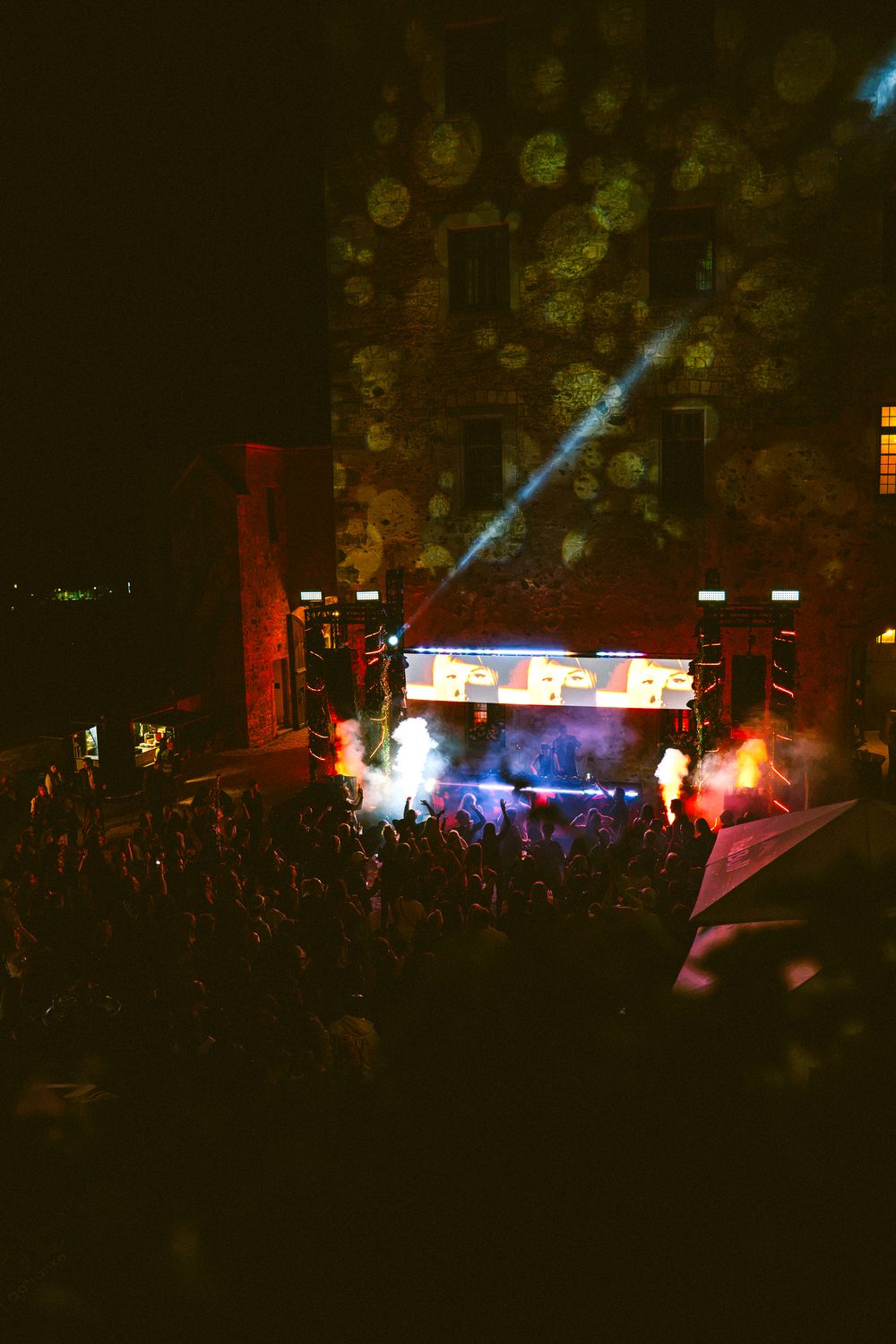 Schloss Fischhorn by night — BON VOYAGE! stage against the castle wall