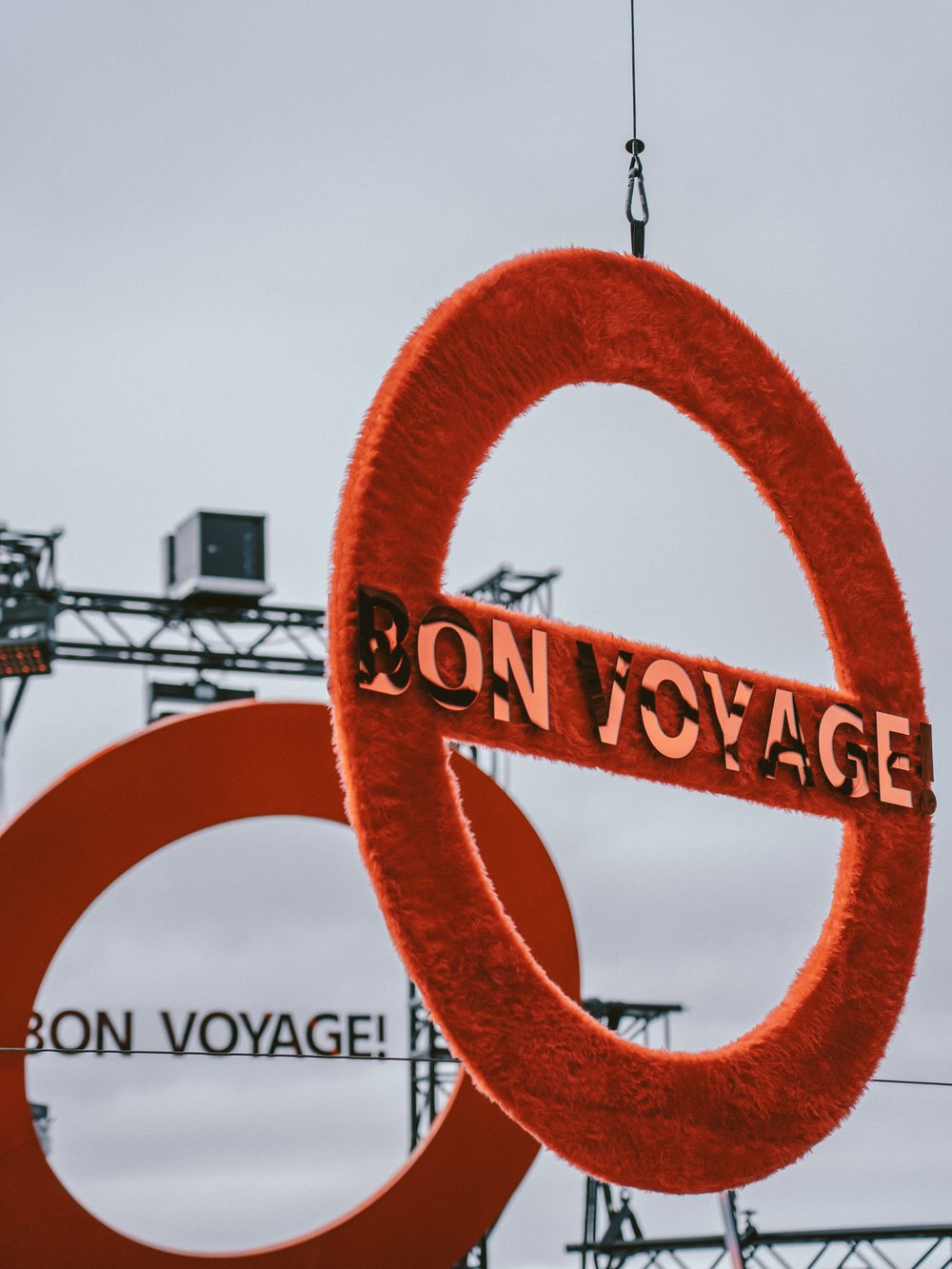 Close-up of the red fluffy BON VOYAGE! circle at tom Almhütte