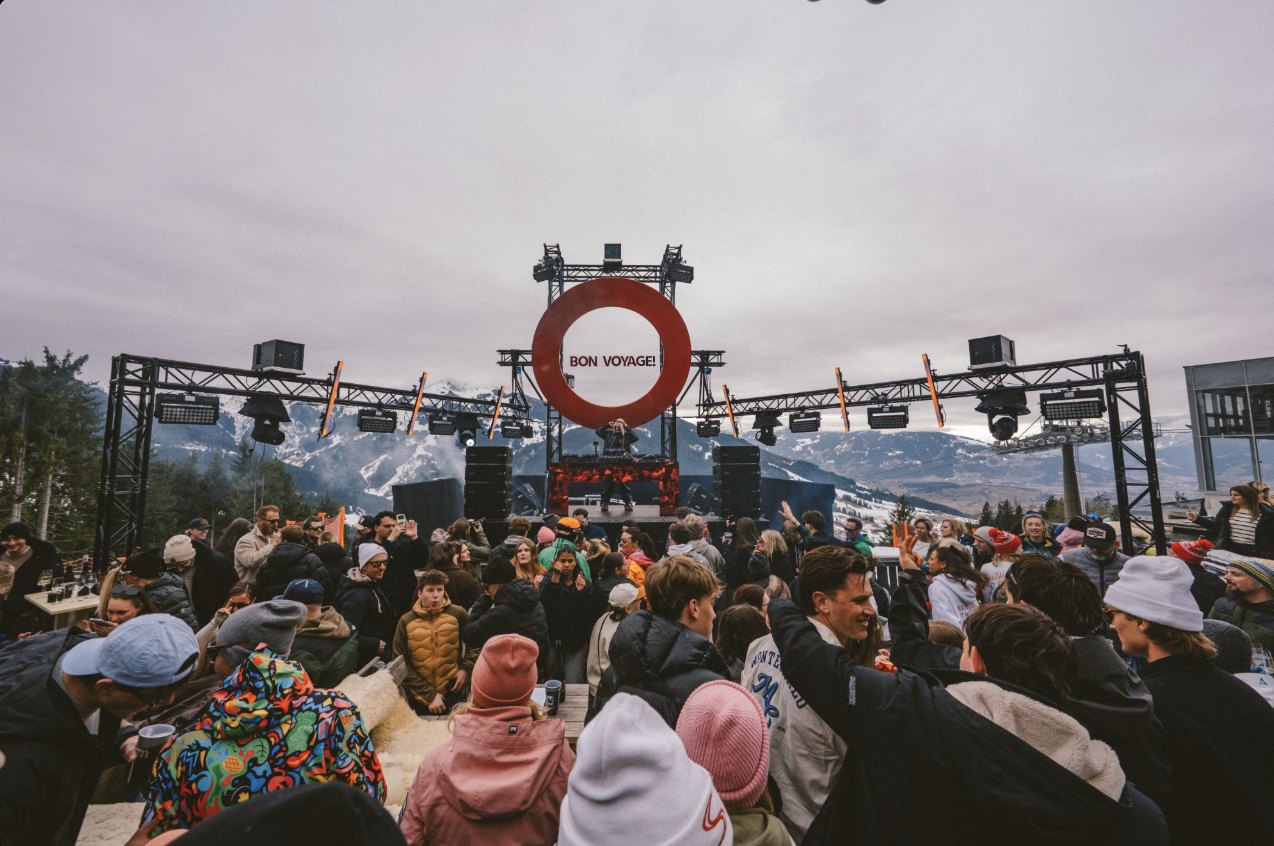 BON VOYAGE! at tom Almhütte — the red ring stage with crowd and snowy mountains